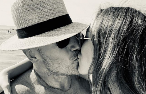 Борлогддогүй Модель Нора хижээл насны гадаад эртэй дэр нэгтгэжээ