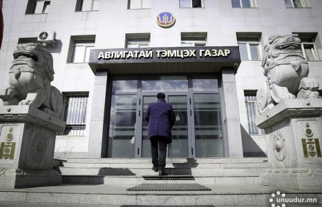 УИХ-ын гишүүн Л.Энхболдод АТГ-ынхан яллагдагчаар татах тогтоолыг нь танилцуулжээ