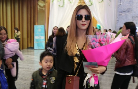 Дархан бэр Б.Халиун хүүгийн хамт кино театрт