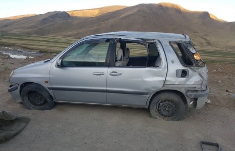 Шуурхай мэдээ: Автомашин онхолдож зургаан хүн газар дээрээ амь насаа алджээ