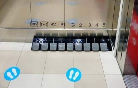 News paparazzi: Цахилгаан шатны гар товчлуурыг хөл гишгүүрээр орлуулжээ