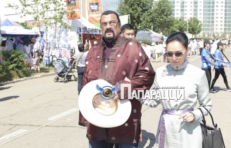 Стивен Сигал гэргий Б. Эрдэнэтуяагийн хамт