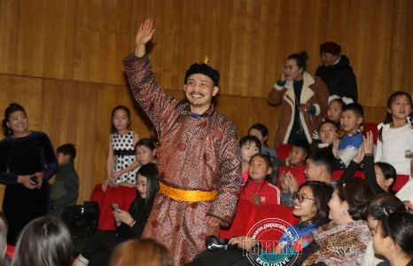 “Ардын хүү” тулаанч О.Пүрэв хүүхэд баярлуулах үйлсэд хувь нэмэр оруулжээ