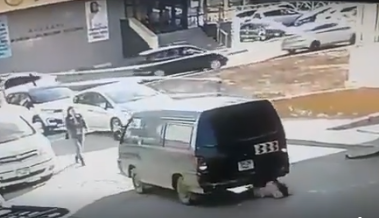 Видео:Гэрийнхээ гадаа тоглож байсан охиныг микроавтобус ухрахдаа дайрч, хүнд гэмтээжээ