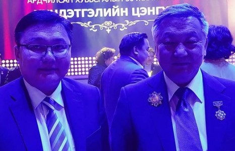 З.Энхболд Чингисийн одонгоор шагнуулсан нь түмний эгдүүцлийг хүргэв