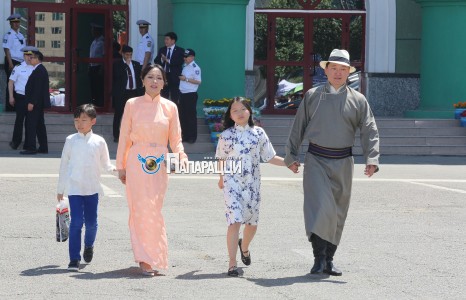 Гэр бүлээрээ үндэснийхээ хувцастайгаа