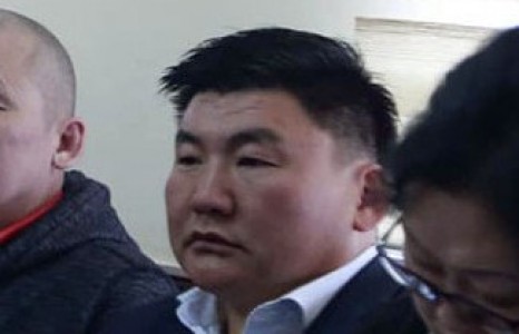 Б.Содномдаржаагийн өмгөөлөгч Г.Баянбилэг шүүхийг шалтгаангүйгээр орхин Сөүл хотыг зорьсон байжээ