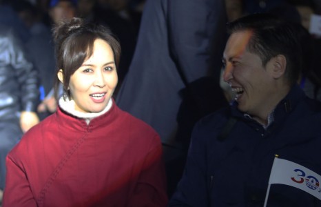 Сайд Д.Сумъяабазарын эхнэр нэгэн залуутай хаа ч хамт...