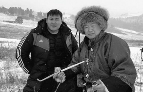 Б.Баатар, Н.Түвшинбаяр нар ОБЕГ-т иж бүрэн хамгаалалтын 200 ширхэг хувцас хандивлалаа