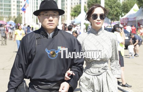 Сумъяабазар эхнэрээрээ гоёно