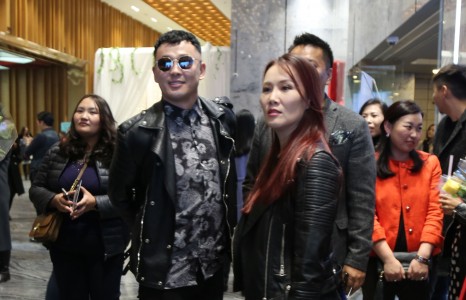 Хөтлөгч Ууганаа эхнэртэйгээ рок хувцасаар ижилсжээ