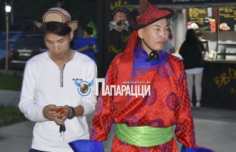 Нөгөөх ерөөлч маань жолоочтой явдаг болжээ