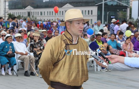 Д. Батсүх ажлаа хийсээр л