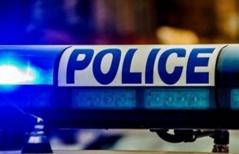 News paparazzi: Тусгаарлагдаж байсан иргэн бусдаас хашааны завсраар нэг шил 0.75 архи авах гэж байгаад баригджээ