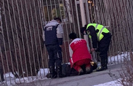 Шуурхай: Зоос гоёлын урд явж байсан иргэн гэнэт ухаан алдаж уналаа