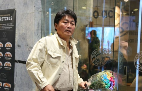 МУГЖ У.Батбаатар цэцгийн баглаатай хэнийг зорин ирэв?