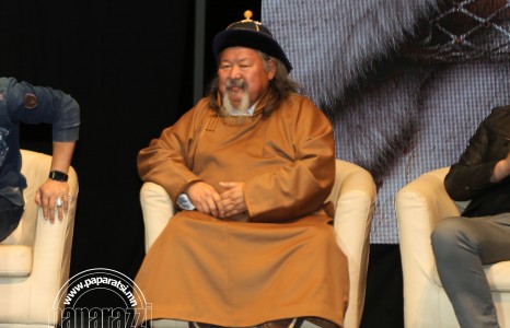 Салбар бүхэнд сайн муугаар хэлэгдэх найрагч