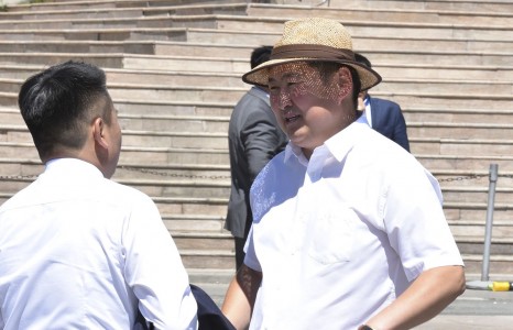 Чимээгүй болсон дуучин Г.Чинболор энд явна