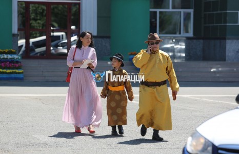 Х. Нямбаатарын алтан шаргал дээл