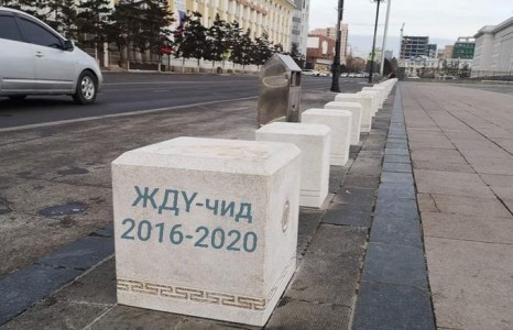 Талбай тойруулж байрлуулсан чулууны учрыг тайлах хүн олдсонгүй