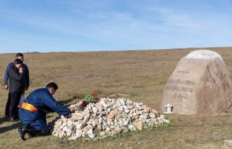 Ерөнхий сайд У.Хүрэлсүх Б.Шарав агсны алтан шарилд хүндэтгэл илэрхийлэв