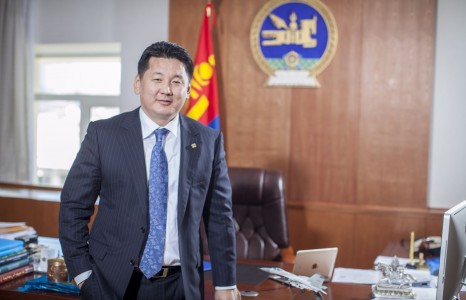 Улс төрчдөөс У.Хүрэлсүх, намуудаас ШИНЭ нам тэргүүлжээ