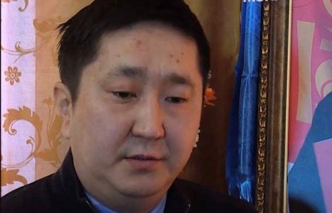 Бүрэн эрхийг нь түдгэлзүүлсэн шүүгч С.Төмөрбат АНУ-ын хил дээр их хэмжээний доллартай саатуулагджээ