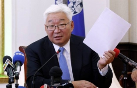 Баатар Э.Бат-үүл 100 гаруй байршил бүхий газарыг чадамжгүй ганцхан компанид олгож байжээ