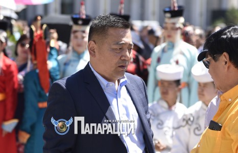 Наадмын найруулагч төв талбай дээр