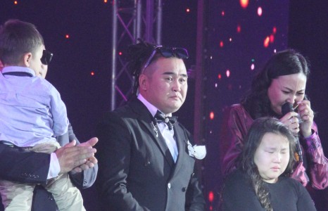 Дуучин А.Мөнгөншагай агсны гэр бүлд 50 сая төгрөгийн хадгаламжийг гардуулан өглөө