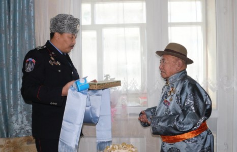Цагдаагийн байгууллагаас энэ жил 100 нас хүрч байгаа ахмад ажилтанд хүндэтгэл үзүүлэв