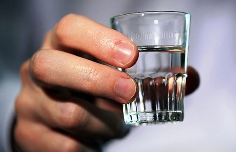 News paparazzi: Гэрээр ажиглалтад байсан иргэн ахтайгаа нийлж архидан согтуурчээ