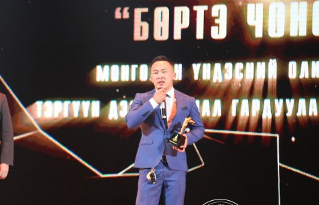 Э.Цэндбаатар шилжин явах цомын эзэн болж, ханиараа бахдаж баярын нулимс унагалаа