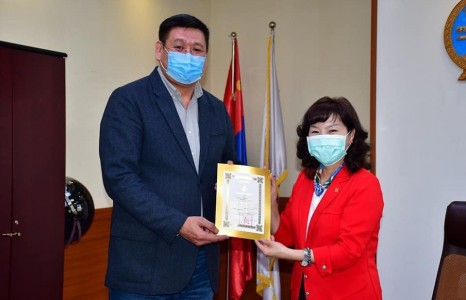 МУГТ, Далай даян, дархан аварга иргэн Г.Өсөхбаяр өнөөдөр ЭМЯ-нд 5000 ширхэг амны хаалт өглөө