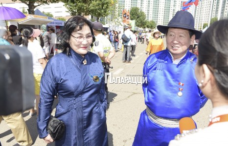 Д. Лүндээжанцан гэргий Д. Оюунцэцэгийн хамт