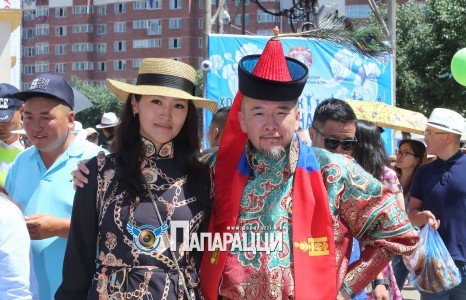 С. Амармандах эхнэр Туулийн хамт папараццид