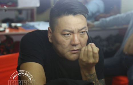 Хамтлагийнхаа ханхүү нь хаана ч царайндаа...