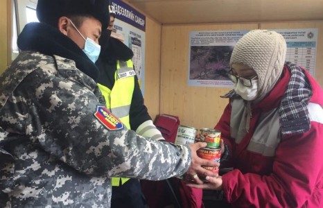 Иргэдийн ирүүлсэн хандивыг үүрэг гүйцэтгэн ажиллаж байгаа алба хаагчдад хүргэлээ