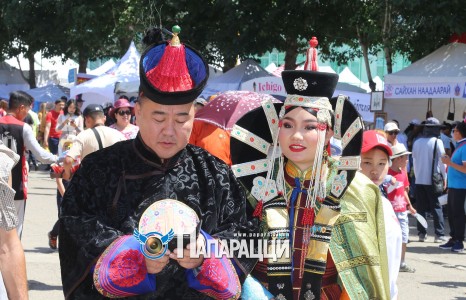 Ноёны дээлээр гангарах нь