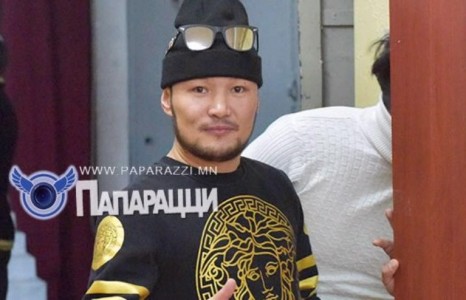 Мотив хамтлагийн Жижгээ шүүхээс оргон зайлсан тул сар цагдан хоригдохоор болжээ