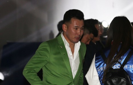 Ууганаа олны танил пиджактайгаа...