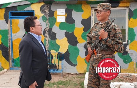 News paparazzi: Ц.Элбэгдорж хилийн цэрэгт алба хааж байгаа хүүгээ эргэжээ