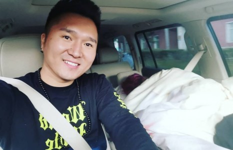 Хөтлөгч П.Одзаяа машинд хэрхэн унтдагийг үзүүлэв