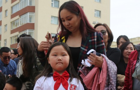 Камертоны Мээдээгийн эхнэр, охин хоёр папараццид анх удаа...