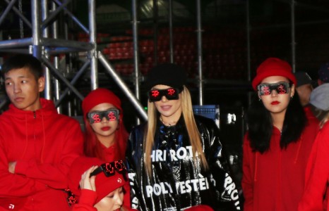 Хэт загварлаг Ука улаан бүжигчидтэйгээ онцгойров