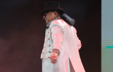 Дэгжин Жагаа өндөр өсгийтөөрөө гангарсаар...