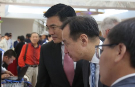 Хотын дарга, ГХЯ-ны сайдтайгаа гэрэл зураг сонирхосон нь