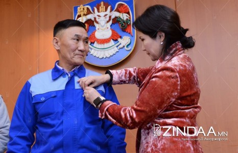 САЙХАН МЭДЭЭ: Долоон хүний амь аварсан эмч, жолооч нарыг шагналаа