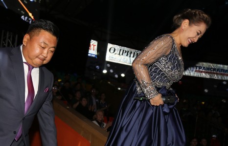 Кофе шопын эзэд болсон хос дуучид тайзнаа эргэн ирлээ