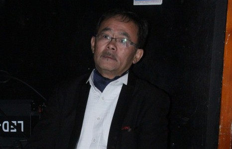 “Караокены ах” тоглолтын хөтлөгч хийж явна